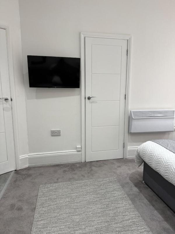 Modern Luxe Studio Flat - image 12