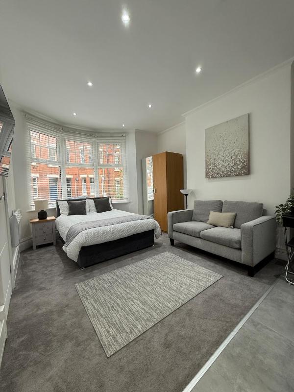 Modern Luxe Studio Flat - image 17