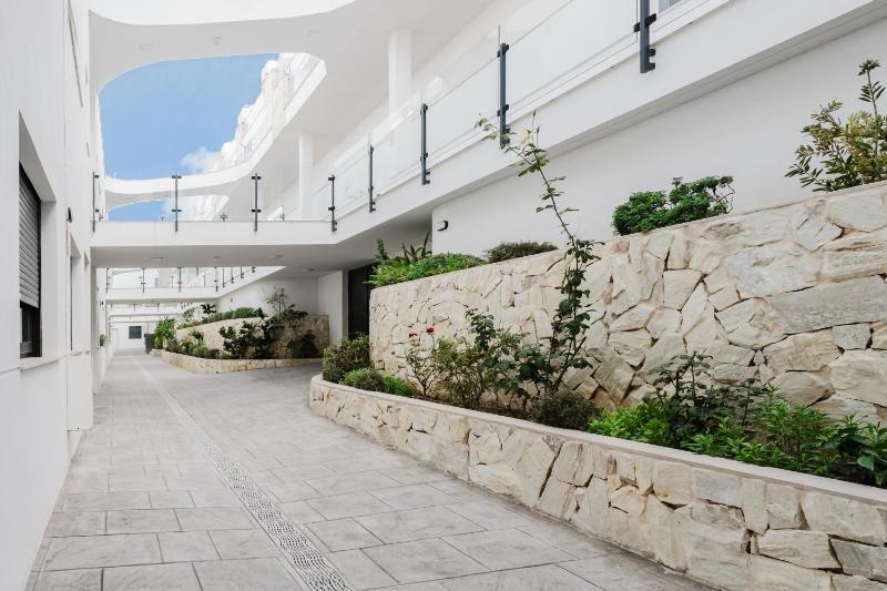 Modern Sea View Apartment - image 11