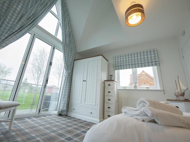 Pearl & Spice Hideaways - 2 two bedroom cottages nearby - Part of the The Bay Filey Holiday Village with pool gym and direct beach access pub restaurant tennis and meadows walks - image 10