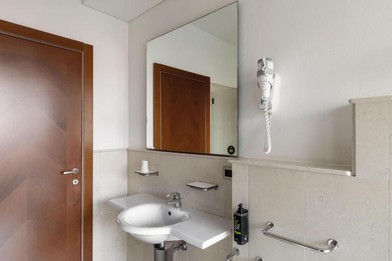 B&B Hotel Modena - image 4