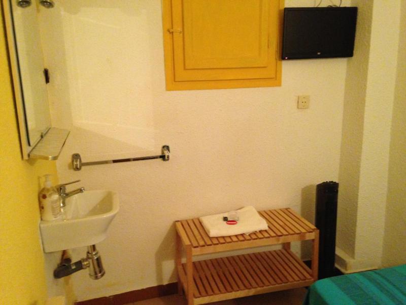 Basic Triple Room with Shared Bathroom image 2