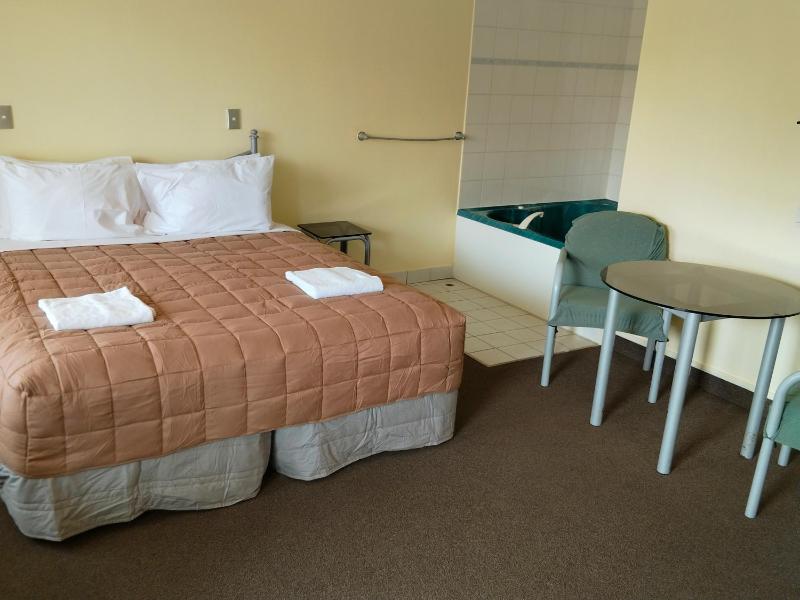 Geneva Motor Lodge - image 3
