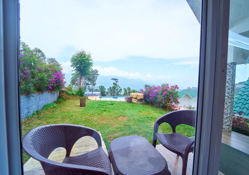 Gardenia Pool Resort Kanthalloor by VOYE HOMES Mountain View Stay Near Bhramaram view Point - image 5