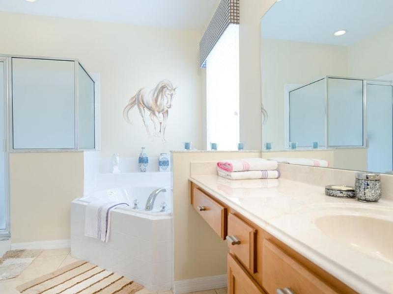 Southern Comfort Private Pool Spa Near Disney! villa - image 4