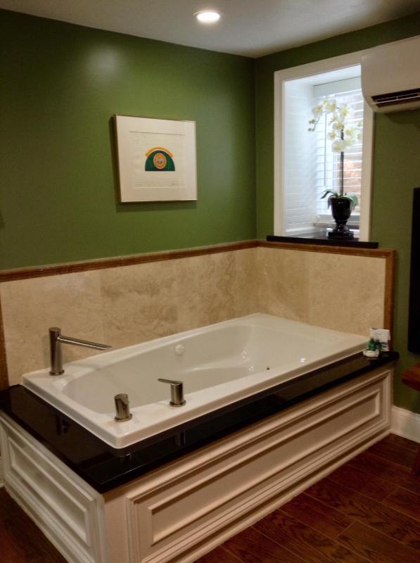 Queen Room with Spa Bath image 3