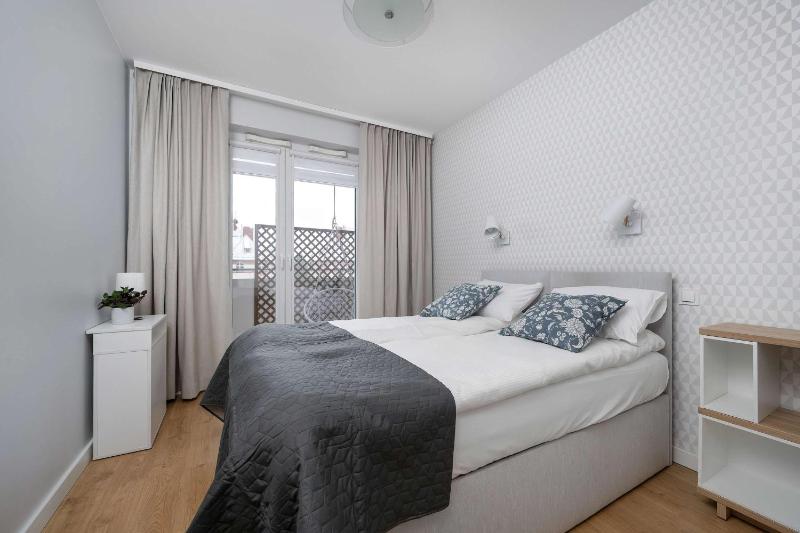 Bright Two Bedroom Apartment in Wrocław with Air Conditioning and Parking by Noclegi Renters - image 2