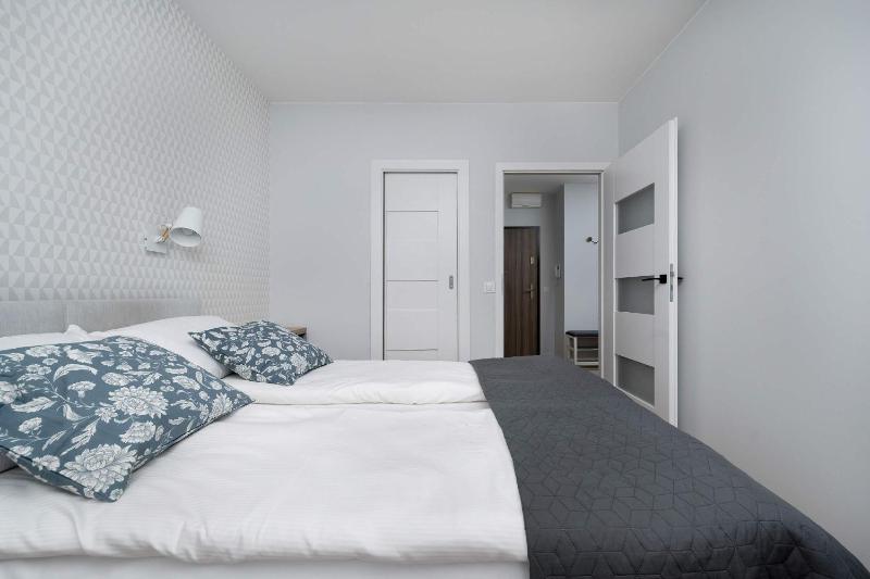 Bright Two Bedroom Apartment in Wrocław with Air Conditioning and Parking by Noclegi Renters - image 30