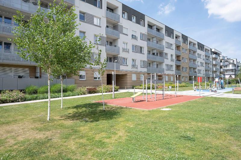 Bright Two Bedroom Apartment in Wrocław with Air Conditioning and Parking by Noclegi Renters - image 10