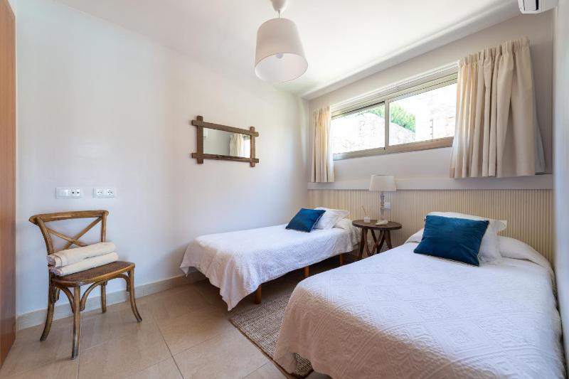 Premium House with Private Heated Pool and Bbq - image 29