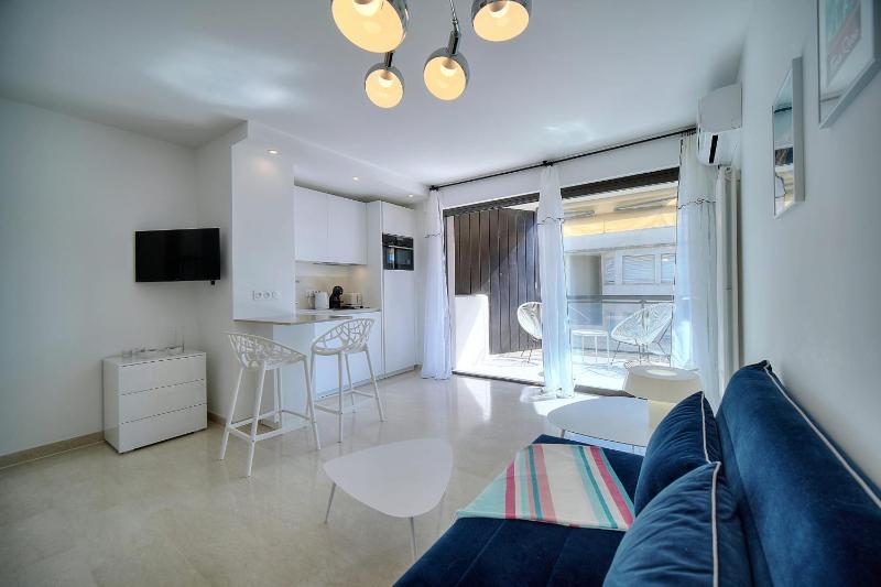 REF 1745 - Cannes Center - Studio for rent - image 14