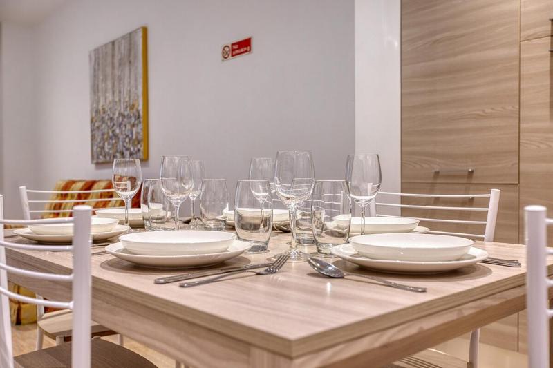 Modern 2 Bedroom Apartment in the Heart of Sliema - image 8
