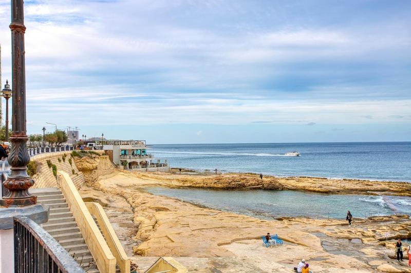 Modern 2 Bedroom Apartment in the Heart of Sliema - image 7