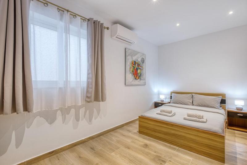 Modern 2 Bedroom Apartment in the Heart of Sliema - image 5
