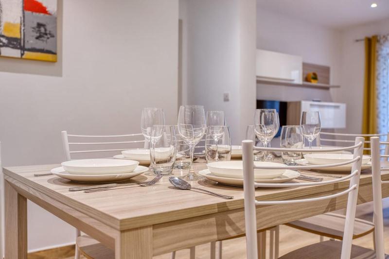 Modern 2 Bedroom Apartment in the Heart of Sliema - image 16