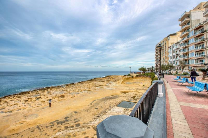 Modern 2 Bedroom Apartment in the Heart of Sliema - image 12