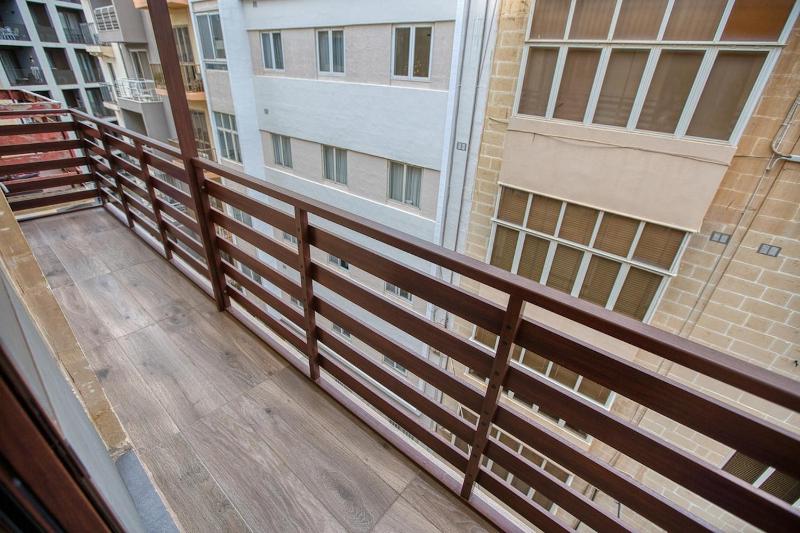 Modern 2 Bedroom Apartment in the Heart of Sliema - image 13