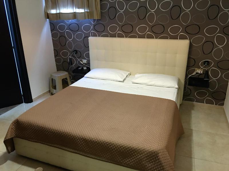 Economy Double Room image 4