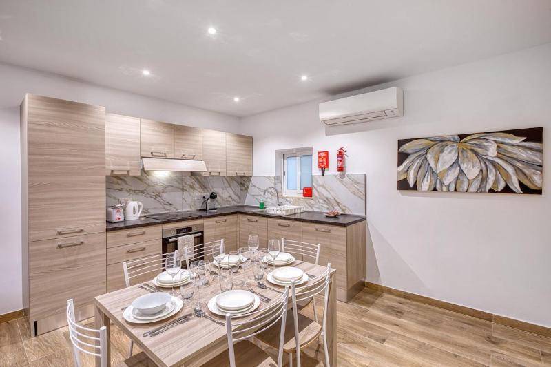 Modern 3 Bedroom Apartment in the Heart of Sliema - image 12
