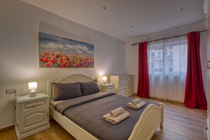 Modern 3 Bedroom Apartment in the Heart of Sliema - image 14