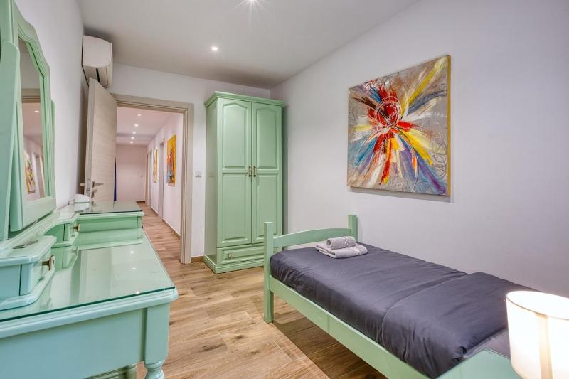 Modern 3 Bedroom Apartment in the Heart of Sliema - image 10