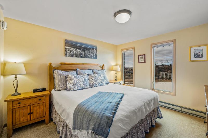 Bear Claw 203 - True Ski-in Ski-out Access Slope Views & Winter Shuttle! - image 17