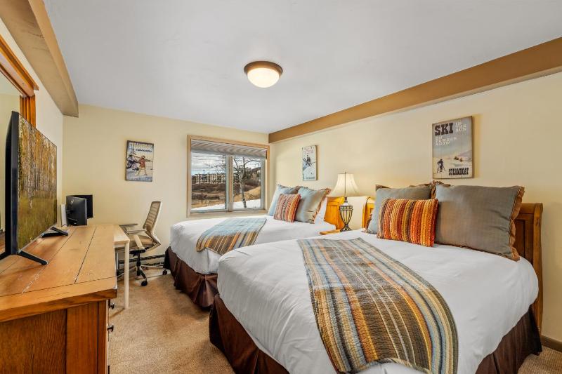 Bear Claw 203 - True Ski-in Ski-out Access Slope Views & Winter Shuttle! - image 13