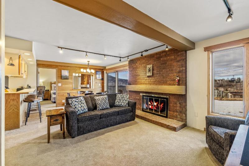 Bear Claw 203 - True Ski-in Ski-out Access Slope Views & Winter Shuttle! - image 1