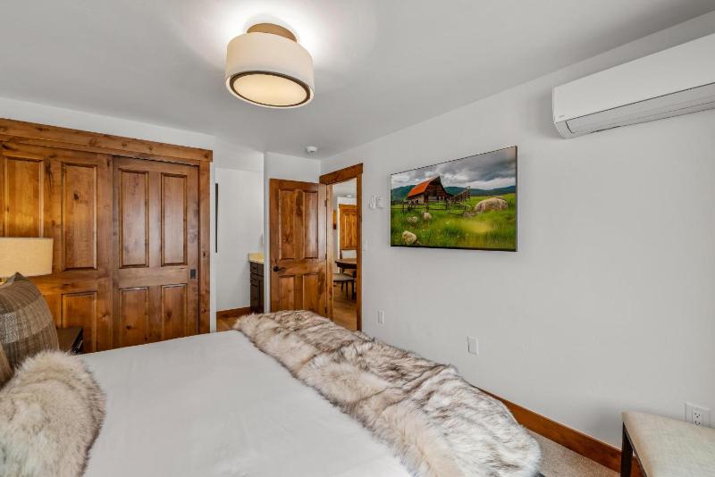 Bear Claw 312 - True Ski-in Ski-out Access Slope Views & Winter Shuttle! - image 9