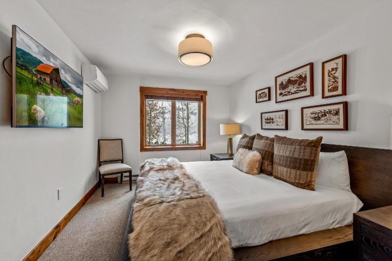 Bear Claw 312 - True Ski-in Ski-out Access Slope Views & Winter Shuttle! - image 4
