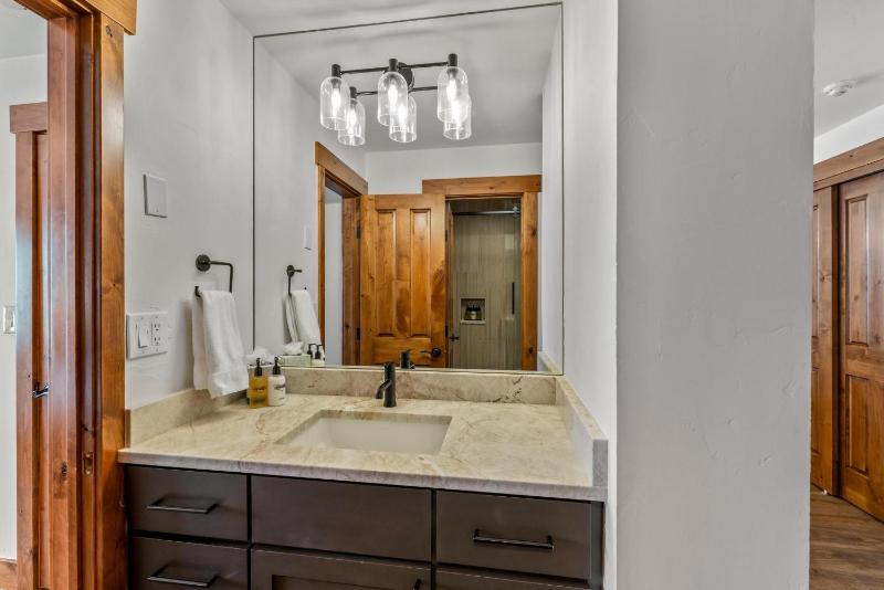 Bear Claw 312 - True Ski-in Ski-out Access Slope Views & Winter Shuttle! - image 16