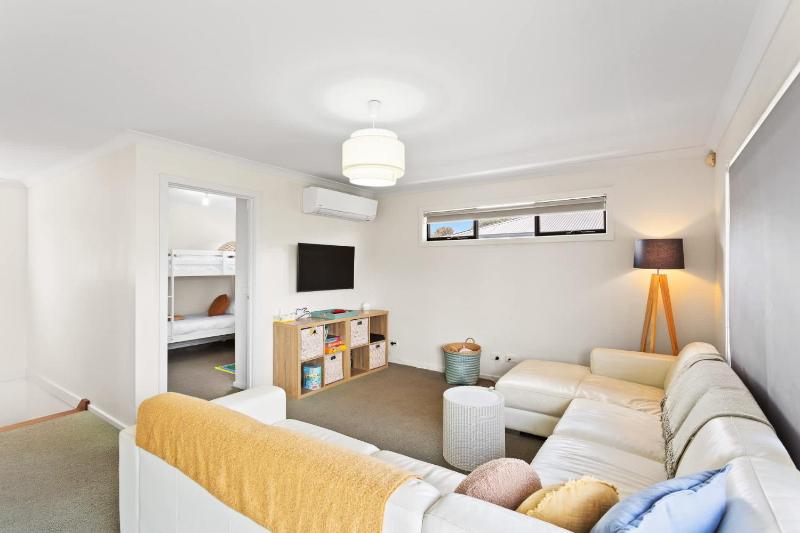 Charming Cowes Townhouse - Private Retreat on Main Street - image 9