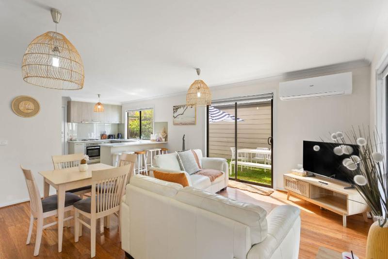 Charming Cowes Townhouse - Private Retreat on Main Street - image 1