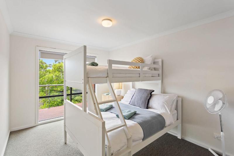 Charming Cowes Townhouse - Private Retreat on Main Street - image 4