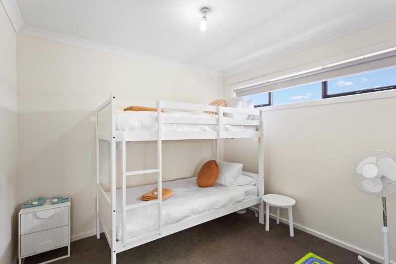 Charming Cowes Townhouse - Private Retreat on Main Street - image 10