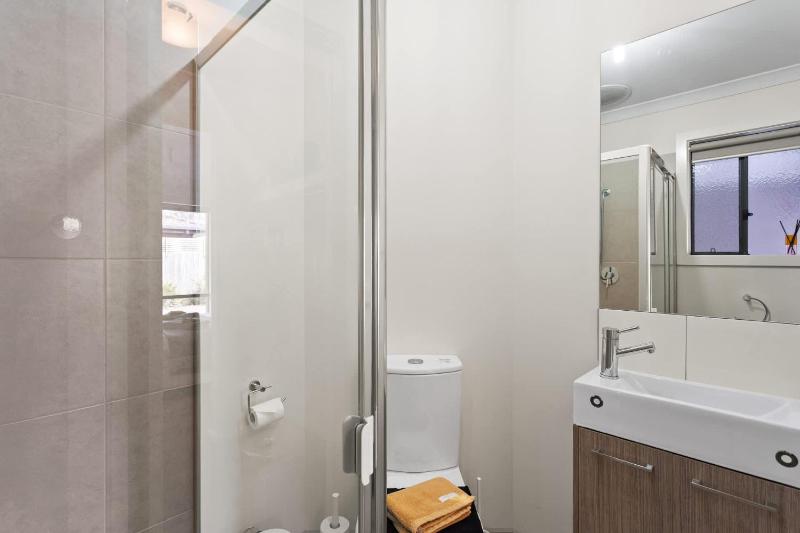 Charming Cowes Townhouse - Private Retreat on Main Street - image 12