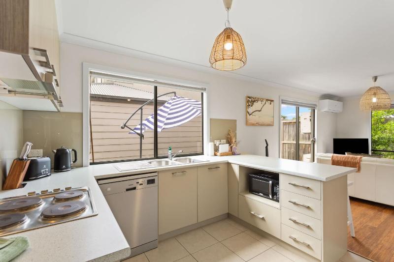 Charming Cowes Townhouse - Private Retreat on Main Street - image 19