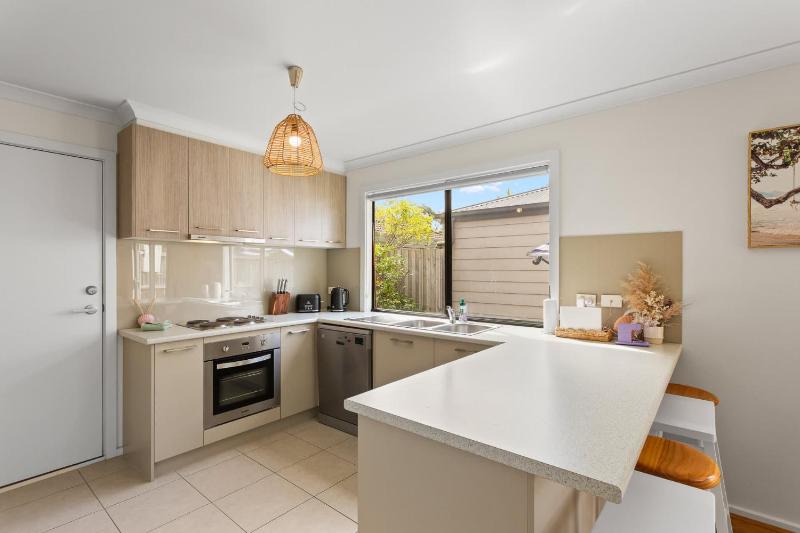 Charming Cowes Townhouse - Private Retreat on Main Street - image 22