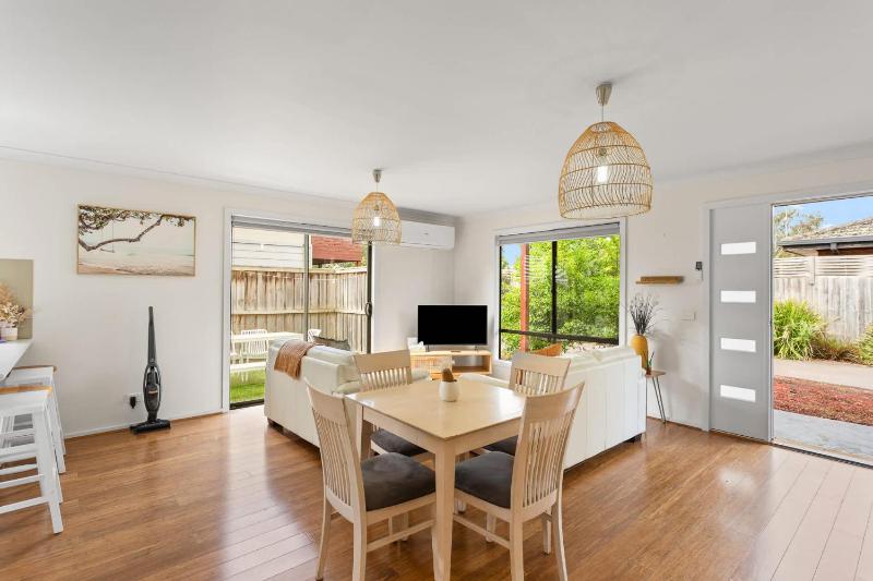 Charming Cowes Townhouse - Private Retreat on Main Street - image 2