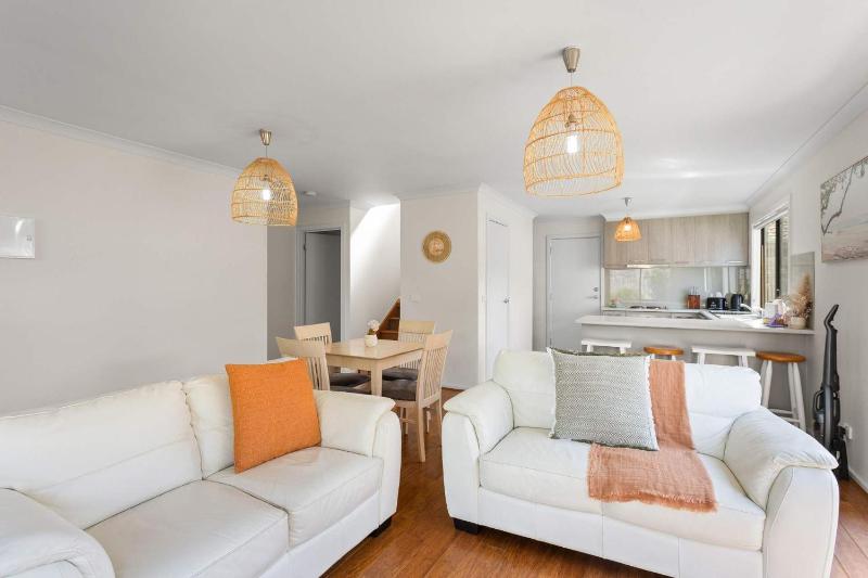 Charming Cowes Townhouse - Private Retreat on Main Street - image 16