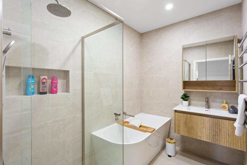 Newly Renovated Home in Heart of Cowes - image 23