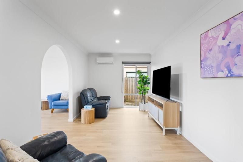 Newly Renovated Home in Heart of Cowes - image 5