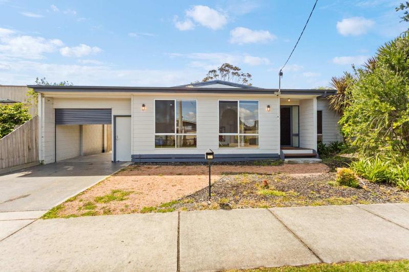 Newly Renovated Home in Heart of Cowes - image 29