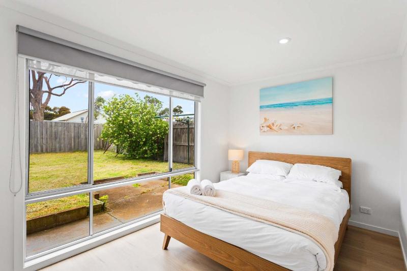 Newly Renovated Home in Heart of Cowes - image 20
