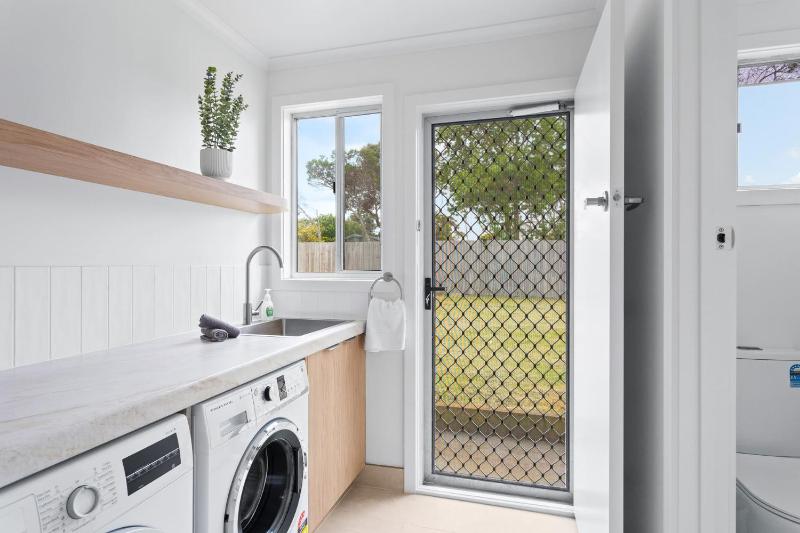 Newly Renovated Home in Heart of Cowes - image 30