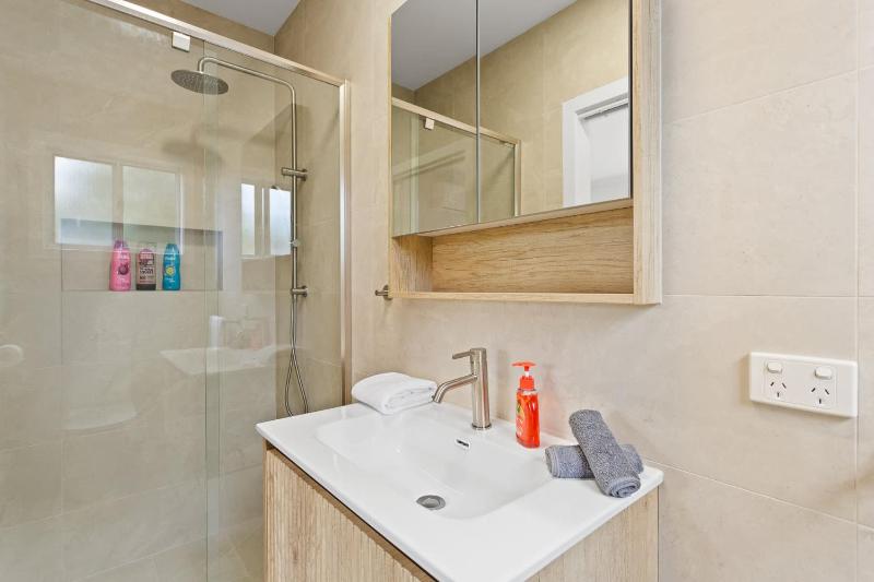 Newly Renovated Home in Heart of Cowes - image 4