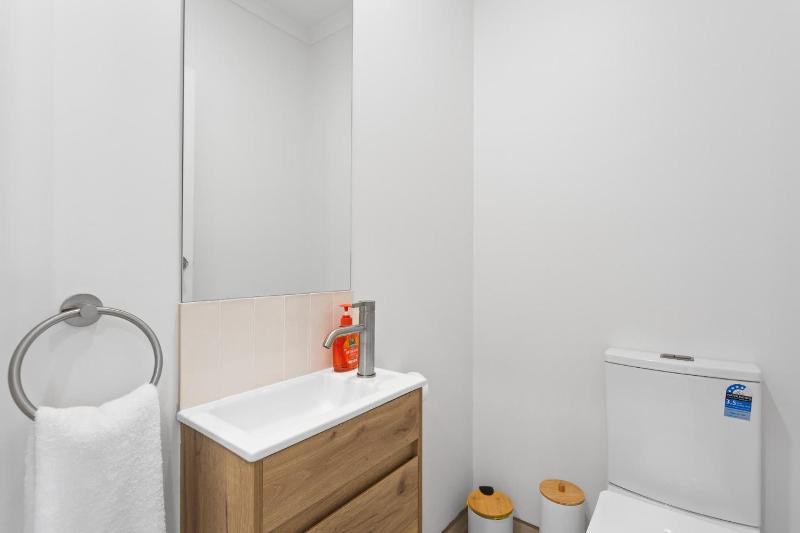 Newly Renovated Home in Heart of Cowes - image 12