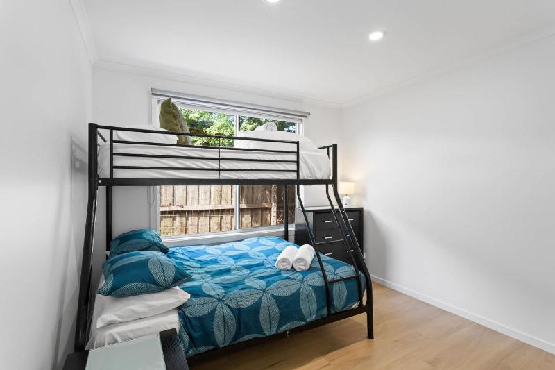 Newly Renovated Home in Heart of Cowes - image 9