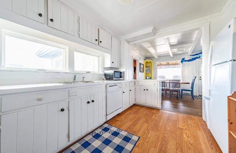 The Roaring 20's - KDH MP 6 Historic Oceanfront Cottage Sunrise Views Pets OK Flex Stays - image 26