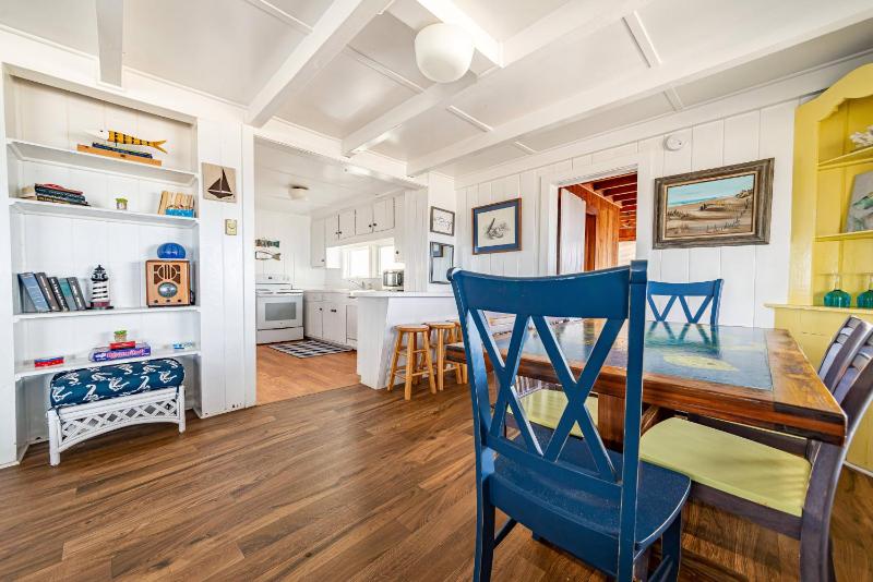 The Roaring 20's - KDH MP 6 Historic Oceanfront Cottage Sunrise Views Pets OK Flex Stays - image 41